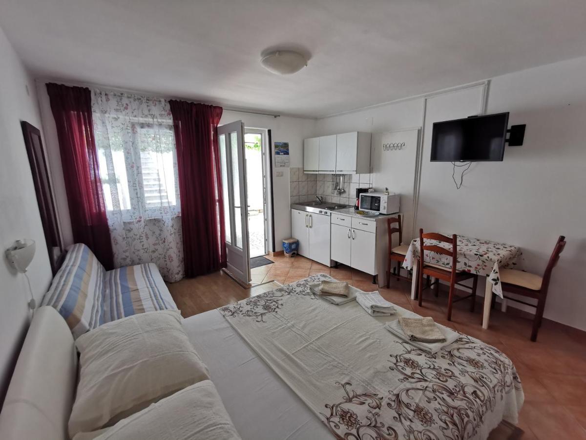 Studio Apartments Jasminka Selce Exterior photo
