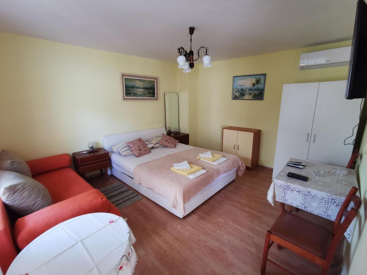 Studio Apartments Jasminka Selce Exterior photo